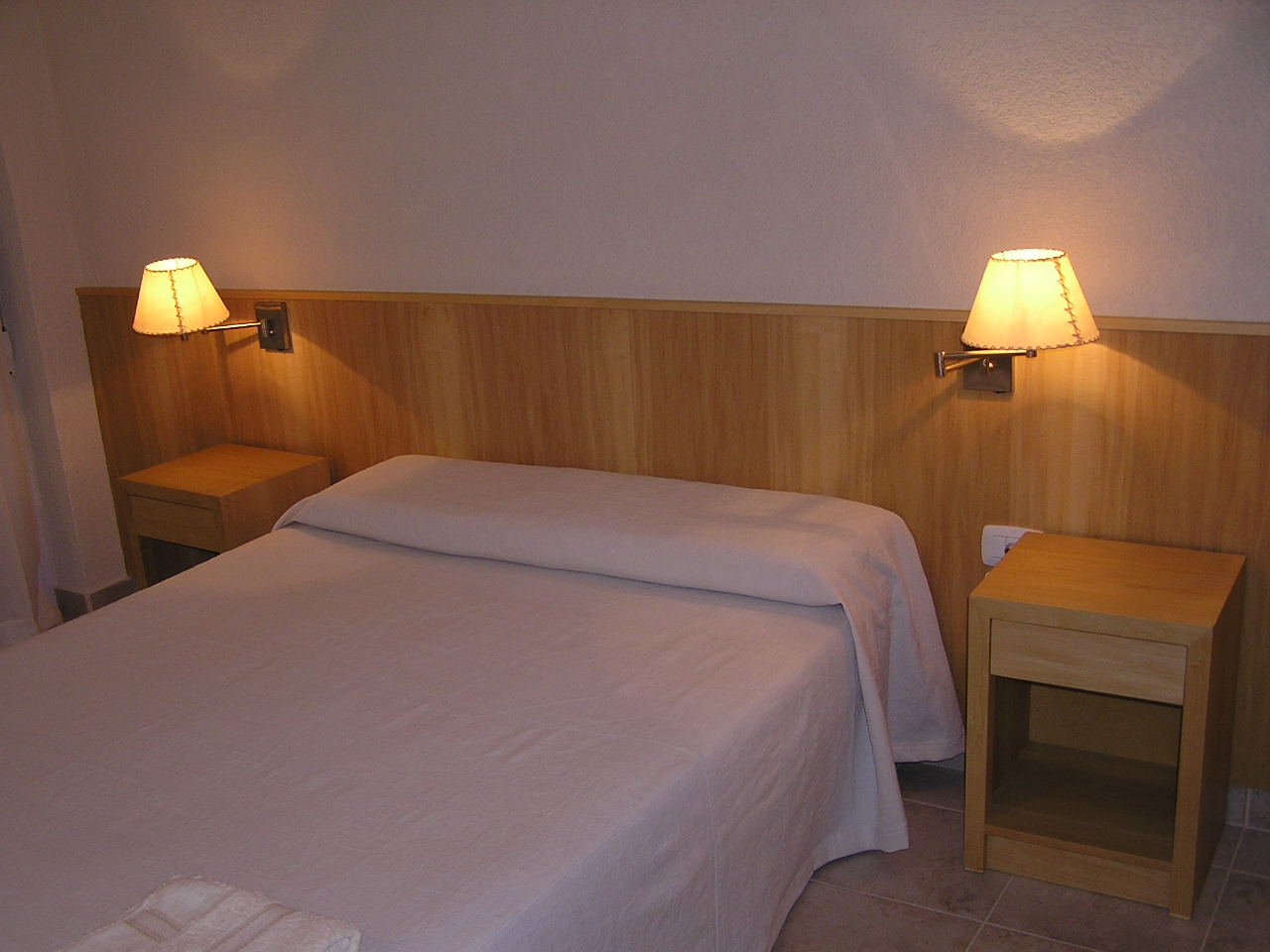 Habitación con cama doble y mesas de luz