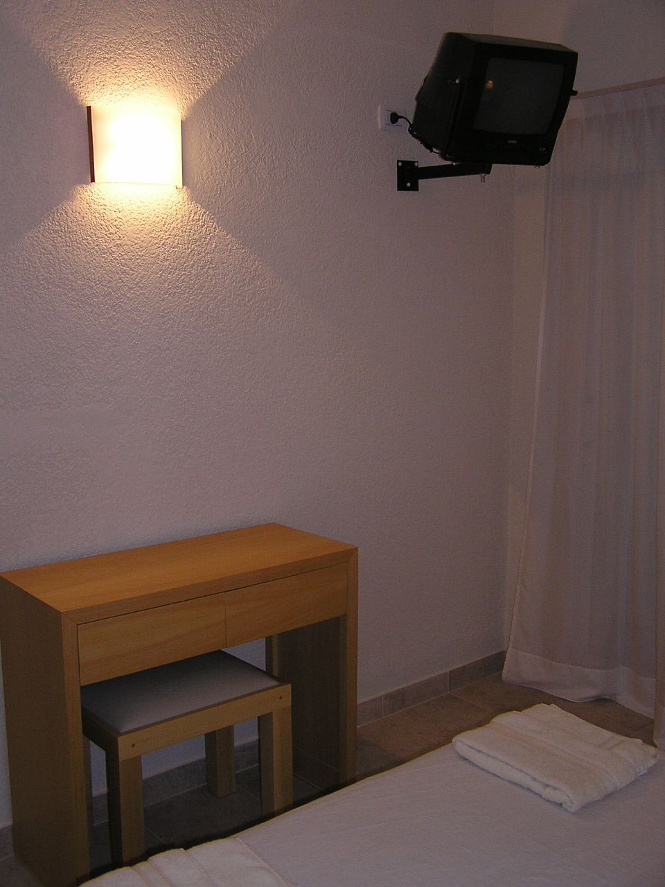 Televisor y escritorio de la habitación