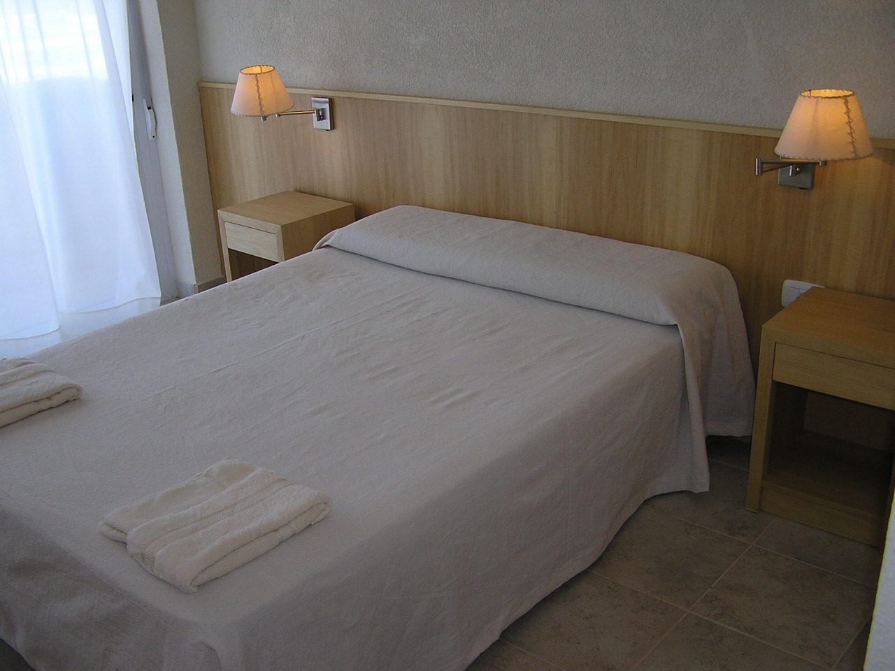Habitación con ventana y luz natural