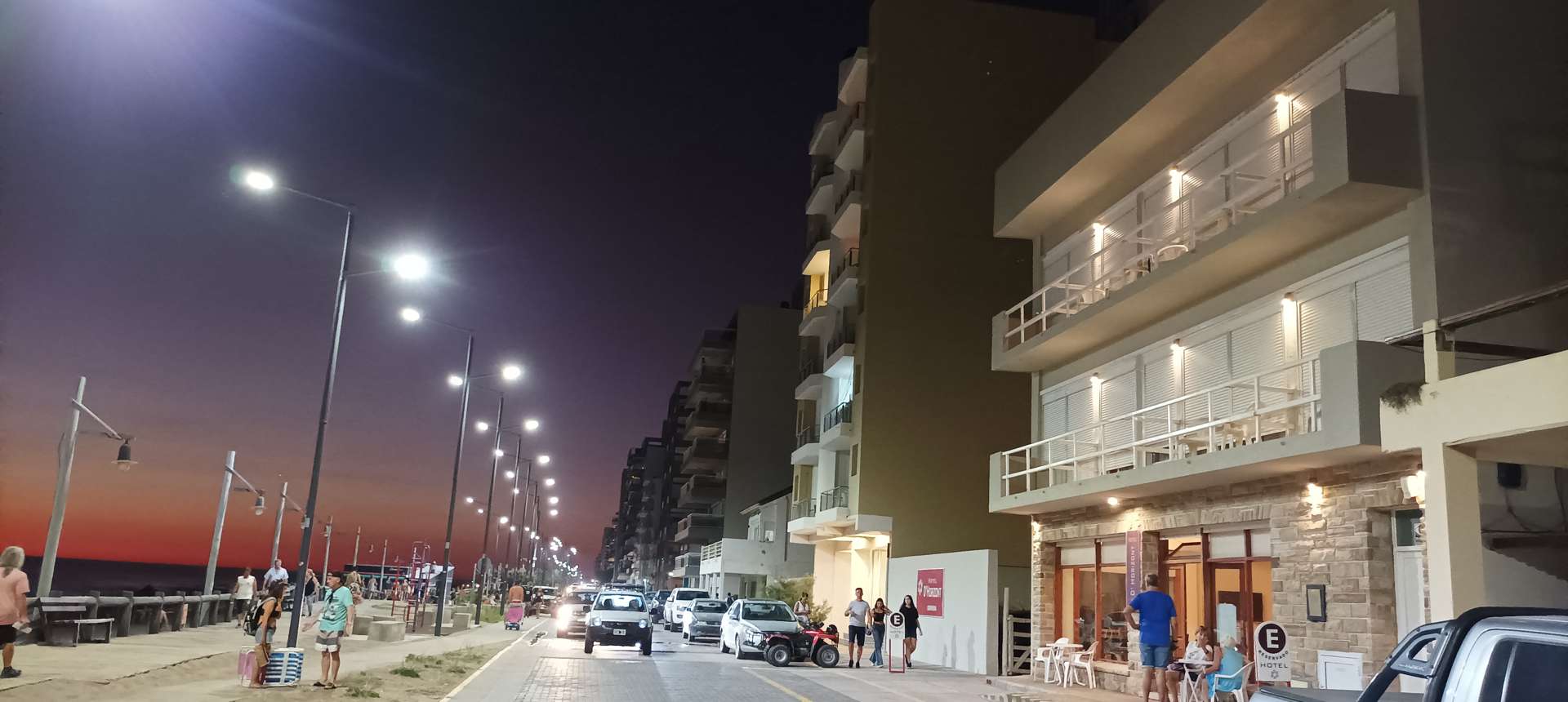 Fachada del Hotel D’Horizont sobre la costanera de Monte Hermoso