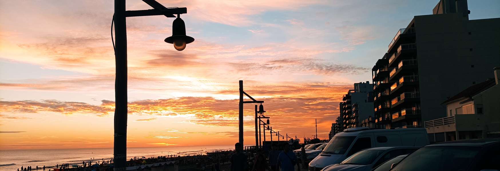 Panorámica de la costanera al atardecer